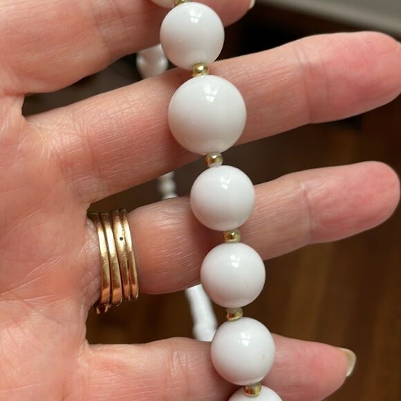 Vtg white plastic & gold bead necklace - Picture 4 of 4